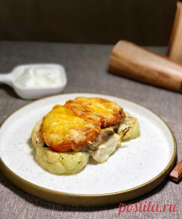 Стейк из цветной капусты⁠⁠ - Будет вкусно - 1 мая - Медиаплатформа МирТесен - уветная капуста - фарш 300 грамм - помидор 1-2 шт - сыр - зелень - приправа - оливковое масло Цветную капусту режем 
