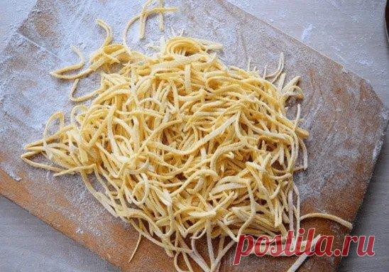 Как сделать домашнюю лапшу: 3 варианта на выбор!
№ 1. без воды...
Тесто:
мука – 1 стакан
яйцо – 3 шт.
соль – по вкусу

Муку просеять и насыпать горкой. Сверху сделать углубление. Посолить. Яйца взбить и влить в муку. Тщательно перемешать. Оставить на 30 минут. Тесто раскатать пластом толщиной 2-3 мм. Немного дать подсохнуть и нарезать тонкой лапшой.

№ 2. на молоке...
Тесто : 1 стакан муки; 1 яйцо; 2 столовые ложки молока; соль (одна «хорошая» щепотка)

Муку насыпать на ст...