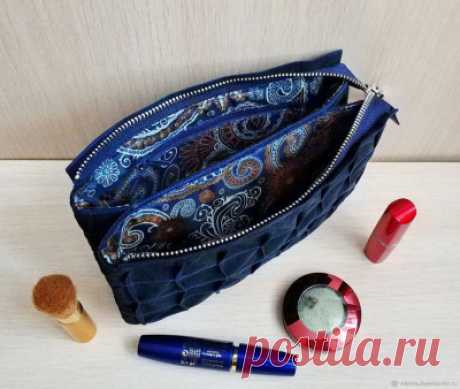 Своими руками: сумочка-косметичка с отделениями - 12 фотографий и 8 выкроек Косметичка – незаменимая вещь для прекрасной половины человечества. Девушки всегда хотят выглядеть великолепно, для этого у них есть свои «маленькие секреты и хитрости», которые должны быть постоянно под рукой. Если дома всё необходимое может разместиться на туалетном столике, то с собой удобнее все...