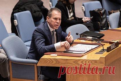 Постпред Израиля в ООН надел желтую звезду времен холокоста в осуждение ХАМАС. Постоянный представитель Израиля при ООН Гилад Эрдан надел желтую звезду наподобие той, которую евреи были вынуждены носить в нацистской Германии в период холокоста, в знак осуждения ХАМАС. Он пообещал носить этот знак, пока международная организация не осудит зверства радикального палестинского движения.