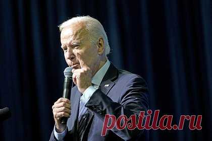 Байден потерялся во время выступления и попросил помочь ему уйти со сцены. Президент США Джо Байден во время выступления в библиотеке имени Кеннеди в Бостоне потерялся на сцене и забыл, в какой стороне находится выход. Кадры с растерянным политиком в Twitter опубликовал журналист Бенни Джонсон. На записи видно, как глава Белого дома кладет микрофон и начинает озираться по сторонам.