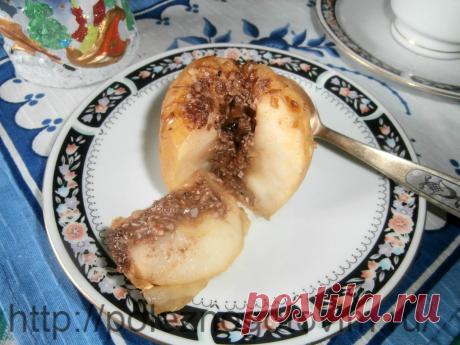 Запеченные яблоки с ореховой начинкой
Получается вкусный диетический десерт из яблок. Благодаря ореховой начинке печеные яблоки приобретают необычный вкус. Это блюдо для будней и праздников