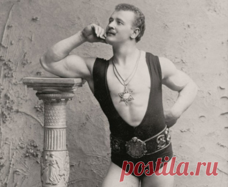 Как менялись стандарты мужской красоты за последние 100 лет | Милая Я Переменчивая мода затрагивает не только предметы женского гардероба – со временем меняется стиль, прически, образы и даже формы тела. Мода неразрывно связана с историческими событиями, поэтому разные эпохи имели свои эталоны красоты. Так, к примеру, в военное десятилетие 1940-х на смену некой вальяжности и сексуальности 1930-х пришла строгость, подтянутость и военная выдержка. За последние сто лет станда...