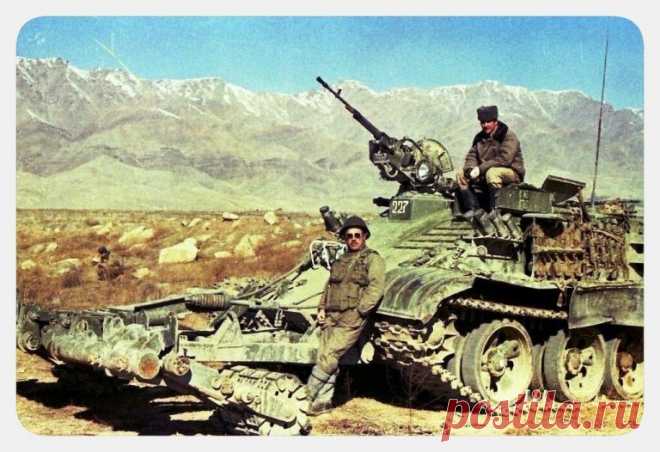Афганская война: фотографии, которые вы не видели В 1980х годах прошлого века произошла гражданская война в Афганистане. Это был военный конфликт между правительственными силами Афганистана и ограниченным контингентом советских войск с одной стороны и многочисленными вооружёнными формированиями моджахедов с другой.