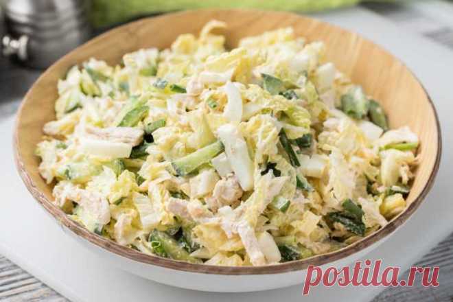 Салат из пекинской капусты с курицей: вкусно и просто Простой и вкусный салат на каждый день. В нем много полезных веществ и витаминов. А значит это именно то блюдо, которое стоит почаще готовить. Салат прекрасно дополнит обед или ужин, но может стать и основным блюдом. Получается сытным и сочным.Необходимые продукты 300 грамм пекинской капусты 1 куриное филе 1 огурец 4 куриных яйца пучок зеленого