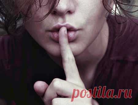 ШЕПОТОК-ЗАЩИТА 

Вокруг дома моего, вокруг тропы моей 
Стоит высокая-высокая гора. 
На ней сам Иисус Христос стоит с 3-я золотыми ключами. 
Господи, закрой глаза врагам моим, 
Закрой уста врагам моим, 
Закрой руки-ноги врагам моим. 
Аминь, Аминь, Аминь. 

Говорить когда куда-нибудь идешь, служит защитой.