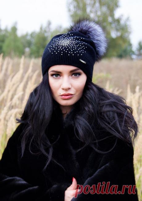 Шапка зимняя двойная. Помпон из натурального меха финской лисицы премиум качества размер XXL. Идеально защитит от холода, итальянская пряжа с кашемиром не раздражает нежную кожу. Посадка на голове прекрасно закрывает все уязвимые к холоду места - лоб, уши, шею.