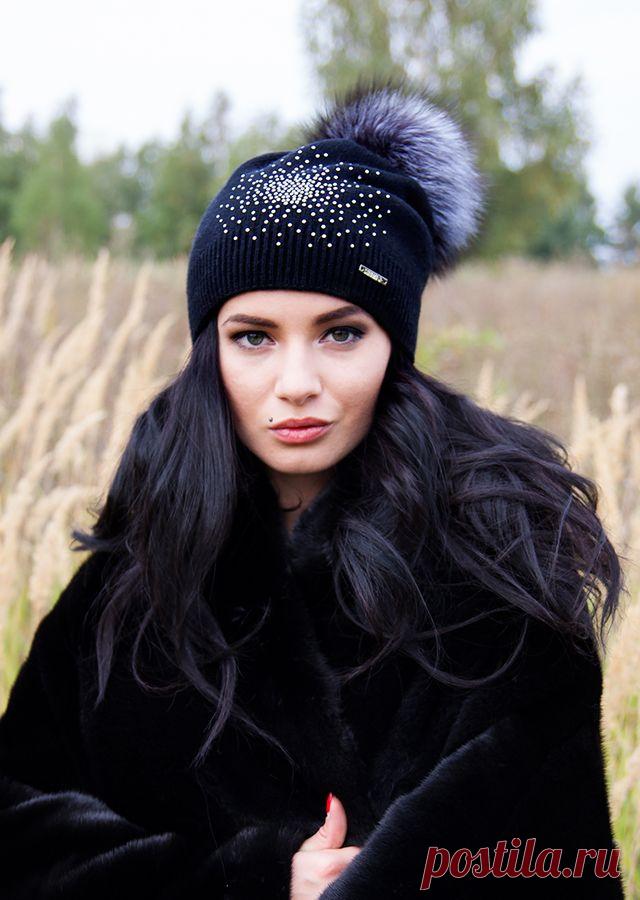 Шапка зимняя двойная. Помпон из натурального меха финской лисицы премиум качества размер XXL. Идеально защитит от холода, итальянская пряжа с кашемиром не раздражает нежную кожу. Посадка на голове прекрасно закрывает все уязвимые к холоду места - лоб, уши, шею.