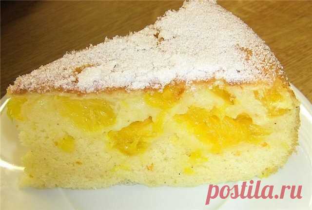ШАРЛОТКА С АПЕЛЬСИНАМИ.

ПОТРЕБУЕТСЯ:

● 1.5 стакана муки
● 1,5 стакана сахара
● 5 яиц
● 2 апельсина
● сахарная пудра

КАК ДЕЛАТЬ:

1. В миксере взбить яйца с сахаром, затем всыпать муку и хорошо перемешать.

2. Форму для запекания смазать сливочным маслом, влить 1/3 теста. Апельсины очистить от кожуры и косточек, дольки очистить и разрезать на 2 части. Половину очищенных апельсинов выложить на тесто, залить еще 1/3 теста, сверху выложить оставшиеся апельсины и залить оста...