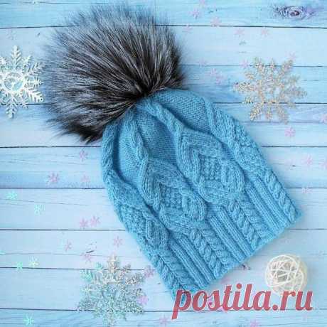 Шапочка с рельефным ромбом - схема и описание

Шапочка вяжется по кругу. Раппорт узора 19 петель следовательно, связав образец, рассчитав сколько петель вам нужно на ваш размер, округляем это количество так, чтобы оно было кратно 19. +1 петля для того, чтобы сомкнуть наборный ряд в круг.
 Высота шапочки определяется расчётами.
 Убавки совершаются в той части узора, где изнаночная гладь, между косами, равномерно распределяя петли убавок, чтобы не образовалось клиньев.
Раппо...