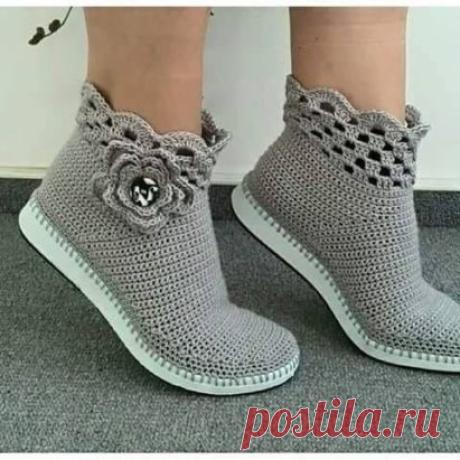 Стильные сапожки крючком. Схема здесь https://barrellab.com/stilnyie-sapozhki-kryuchkom.html