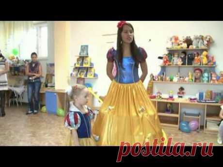 БЕЛОСНЕЖКА  ПОМАХАТЬ ПЛАТОЧКАМИ  И  ПОМПОНЫ_  ОТОГНАТЬ ЗЛУЮ ВЕДЬМУ...праздник с Белоснежкой - YouTube