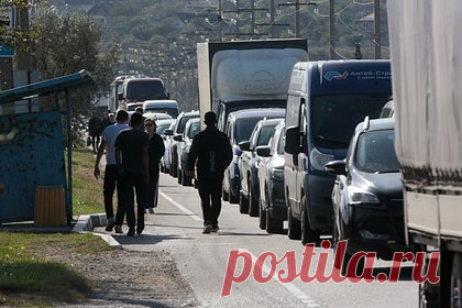 Пробка в четыре километра образовалась перед Крымским мостом. Автомобильная пробка длиной около четырех километров образовалась на подъезде к Крымскому мосту со стороны Краснодарского края. Оперштаб уточняет, что работают 50 постов досмотра, где дежурят экипажи ДПС. Вдоль трассы установлены 19 биотуалетов и 3 пункта раздачи воды.