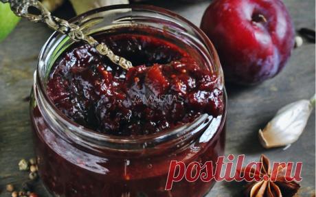 Džiovintų slyvų padažas prie mėsos Labai skanus, labai kvapnus džiovintų slyvų ir pomidorų padažas - tobulai tinka prie mėsos kepsnių, mėsos kukulaičių, sūriais, traškučiais. Šaltuoju metu laiku man tai - skaniausias padažas, ypač skanu per žiemos šventes ragauti ir dovanoti! Gilesnėje keptuvėje įkaitinti