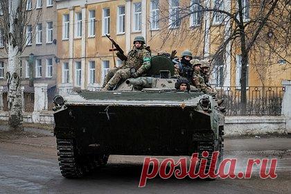 В США заметили одну особенность военной техники Украины. Новые механизированные бригады Вооруженных сил Украины (ВСУ) могут ездить на боевых машинах пехоты (БМП) 1960-х годов выпуска. Обозреватель издания Forbes Дэвид Акс отметил, что видит на фотографиях некоторых бригад ВСУ старую технику. По его словам, ту же самую технику могут использовать и новые бригады.