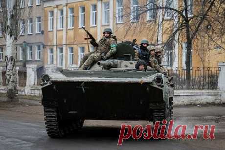 В США заметили одну особенность военной техники Украины. Новые механизированные бригады Вооруженных сил Украины (ВСУ) могут ездить на боевых машинах пехоты (БМП) 1960-х годов выпуска. Обозреватель издания Forbes Дэвид Акс отметил, что видит на фотографиях некоторых бригад ВСУ старую технику. По его словам, ту же самую технику могут использовать и новые бригады.
