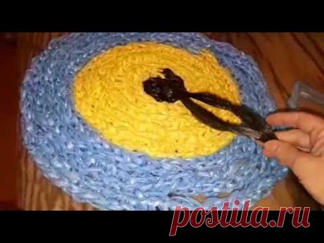 Вязание на пальцах, пряжа из мусорных пакетов. Коврик для душа.