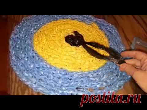 Вязание на пальцах, пряжа из мусорных пакетов. Коврик для душа.