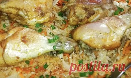 Поливаем капусту томатным соком и кладем сверху курицу