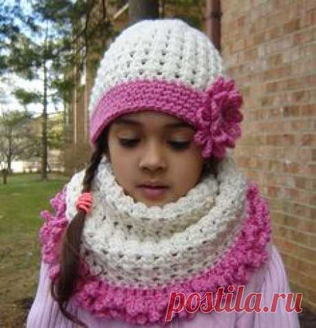 THIS IS A PDF Instant Download crochet PATTERN ONLY AND NOT A FINISHED ITEM.  The crochet hat and cowl neck set is warm and cozy, but also the latest fashion! Great gift. Have fun with your own color combinations!  This is a 3 patterns combo - hat crochet pattern, cowl neck / neck warmer crochet