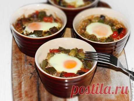 Запеченные яйца с овощами