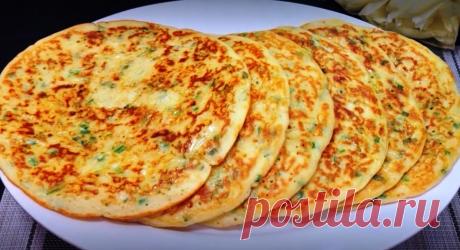 Беру 1 яйцо и 1 стакан кефира. Самые нежные и вкусные лепёшки на сковороде Лепешки являются одним из самых популярных и древних видов хлеба в мире. Первые лепешки появились еще в Неолите. Их происхождение связано с множеством интересных мифов и легенд. Однако, самую достоверную версию происхождения предложили археологи. По их мнению, первая лепешка появилась случайно, когда первобытные люди уронили пшеничную кашицу в огонь. До сих пор лепешка отличается простотой […]