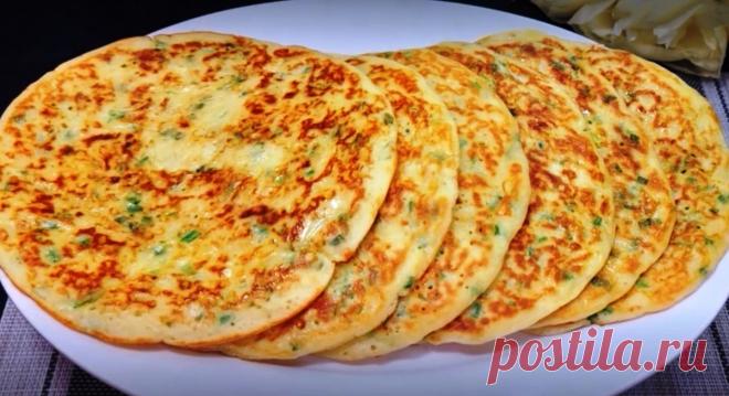 Беру 1 яйцо и 1 стакан кефира. Самые нежные и вкусные лепёшки на сковороде Лепешки являются одним из самых популярных и древних видов хлеба в мире. Первые лепешки появились еще в Неолите. Их происхождение связано с множеством интересных мифов и легенд. Однако, самую достоверную версию происхождения предложили археологи. По их мнению, первая лепешка появилась случайно, когда первобытные люди уронили пшеничную кашицу в огонь. До сих пор лепешка отличается простотой […]