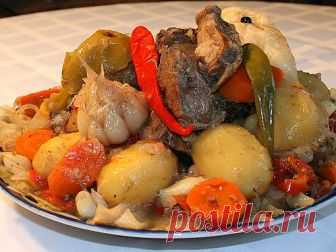 Димляма по-узбекски




ДИмляма — простое, но необычно вкусное блюдо восточной кухни. Тушенное в собственном соку нежнейшее мясо, пропитанное соками овощей и наполненное ароматами восточных специй, — это стоит попробовать!
Время приготовления: 1 час 30 минут.

Ингредиенты

Масло растительное — 3 Ст. ложки
Лук — 1 Штука (крупный)
Говядина — 500 Грамм
Морковь — 1 Штука
Перец сладкий — 2 Штуки
Помидор — 4 Штуки
Баклажан — 1 Штука
Чеснок — 1 Штука (головка)
Картофель — 4-5 Шту...