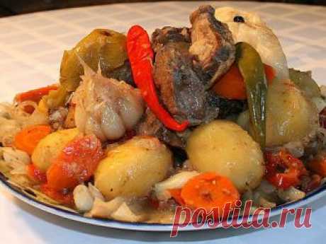 Димляма по-узбекски




ДИмляма — простое, но необычно вкусное блюдо восточной кухни. Тушенное в собственном соку нежнейшее мясо, пропитанное соками овощей и наполненное ароматами восточных специй, — это стоит попробовать!
Время приготовления: 1 час 30 минут.

Ингредиенты

Масло растительное — 3 Ст. ложки
Лук — 1 Штука (крупный)
Говядина — 500 Грамм
Морковь — 1 Штука
Перец сладкий — 2 Штуки
Помидор — 4 Штуки
Баклажан — 1 Штука
Чеснок — 1 Штука (головка)
Картофель — 4-5 Шту...