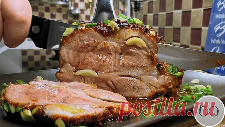 Без преувеличений - мясо получается настолько нежным и сочным, что даже самые придирчивые и утонченные мясные гурманы говорят, что нежнее и сочнее никогда еще не ели.
А все дело в очень интересном способе запекания в рукаве с бумагой одновременно и в нашем фирменном оригинальном маринаде.
Ингредиенты:
Свиная шейка - 900 гр
Чеснок - 7-8 зубчиков
Томатная паста - 1 ст.л.
Горчица - 1 ст.л.
Мёд - 1 ст.л.
Соевый соус - 2 ст.л.
Растительное масло - 2 ст.л.
Кориандр в зернах - 1 ...