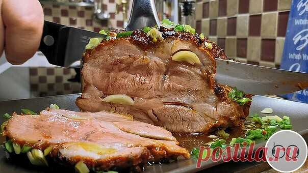 Без преувеличений - мясо получается настолько нежным и сочным, что даже самые придирчивые и утонченные мясные гурманы говорят, что нежнее и сочнее никогда еще не ели.
А все дело в очень интересном способе запекания в рукаве с бумагой одновременно и в нашем фирменном оригинальном маринаде.
Ингредиенты:
Свиная шейка - 900 гр
Чеснок - 7-8 зубчиков
Томатная паста - 1 ст.л.
Горчица - 1 ст.л.
Мёд - 1 ст.л.
Соевый соус - 2 ст.л.
Растительное масло - 2 ст.л.
Кориандр в зернах - 1 ...