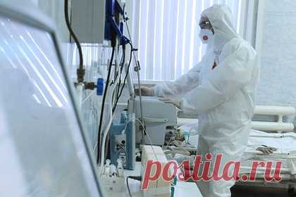Спрогнозирована дата наступления пика омикрона в России. Пик заражения омикрон-штаммом в России придется на 5-11 февраля. Такие даты в разговоре с «Лентой.ру» спрогнозировал независимый демограф Алексей Ракша. Он объяснил, что Россия находится в первой половине быстрого роста заболеваемости. По его словам, рост заболеваемости начался почти по всей стране.