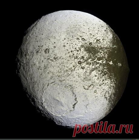 Белоснежный Япет с черной присыпкой / Интересный космос