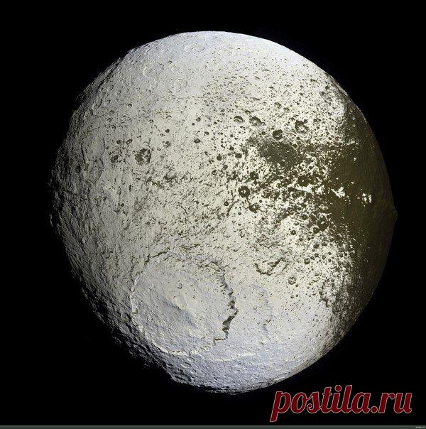 Белоснежный Япет с черной присыпкой / Интересный космос