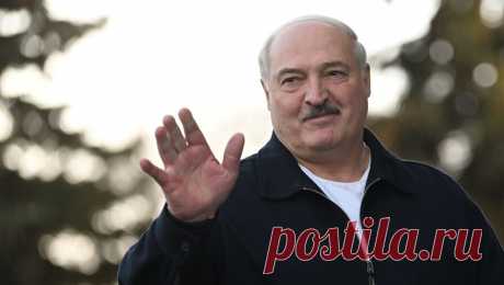 Лукашенко до своего президентства организовал футбольную команду. Президент Белоруссии Александр Лукашенко, еще будучи руководителем совхоза &quot;Городец&quot;, основал футбольную команду, которая смогла победить в турнире Шкловского района. Об этом сообщил РИА Новости Валерий Кротиков, который работал ...