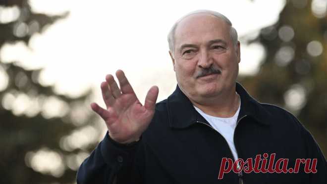 Лукашенко до своего президентства организовал футбольную команду. Президент Белоруссии Александр Лукашенко, еще будучи руководителем совхоза "Городец", основал футбольную команду, которая смогла победить в турнире Шкловского района. Об этом сообщил РИА Новости Валерий Кротиков, который работал ...