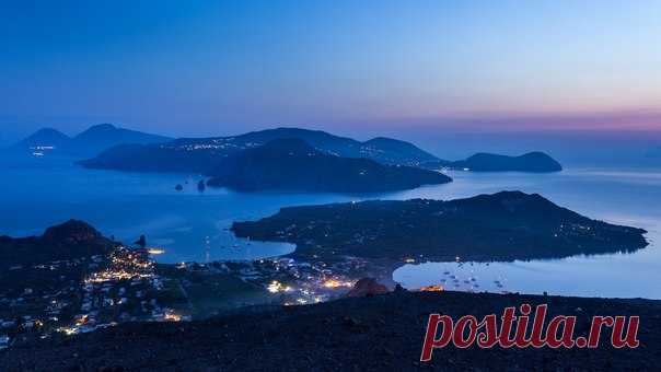 Рассвет на острове Вулькано, Италия. Автор фото – Илья Дубовский: nat-geo.ru/photo/user/51091/ Доброе утро!