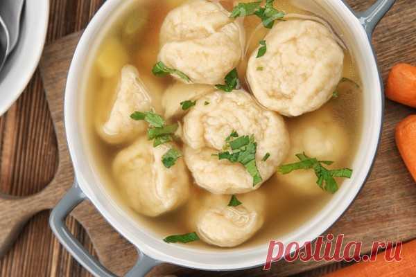 Куриный суп с клецками и зеленью Рецепт сытного согревающего куриного бульона с нежными манными клецками.Ингредиенты: курица домашняя - 1/2 тушки корень сельдерея - 50 г морковь - 1 шт. лук - 1 шт. картофель - 2 шт. манная крупа - 6 ст. л. яйца - 2 шт. сливочное масло - 1 ч. л. свежая зелень - 1...
