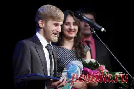 Победители Первой общественной премии «Народное признание-2015» в номинации «Инициатива» - органисты, организаторы проекта «Органные концерты в Печорах» Денис Маханьков и Дина Ихина признались, что получить награду им хотелось не из честолюбия, а для того чтобы о концертах узнало как можно больше людей. Об этом они рассказали корреспонденту Псковского агентства информации.