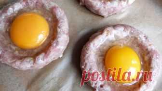 Этот рецепт перевернет твои представления о котлетах! Нужно только 25 минут… Котлеты, запеченные в духовке, куда интереснее паровых по вкусу. Да и мороки с ними меньше, чем с обыкновенными, обжаренными в масле. К тому же это совершенно диетическое блюдо! Предлагаю твоему вниманию вариант котлет на французский манер. С яйцом внутри! По-моему, идея достойная. Они получаются сочными, выглядят необыкновенно эффектно. Запеченные котлеты ИНГРЕДИЕНТЫ  250 г мясного фарша 1 лукови...