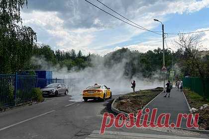 Московскую улицу затопило кипятком. На одной из московских улиц прорвался кипяток. Дорога рядом с жилым зданием оказалась затоплена горячей водой. Инцидент произошел в районе Чертаново напротив жилого комплекса «Оазис-парк». Очевидцы поделились кадрами, на которых видно полностью залитую подъездную дорогу к дому.