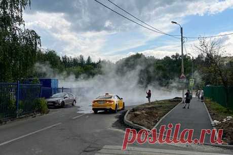 Московскую улицу затопило кипятком. На одной из московских улиц прорвался кипяток. Дорога рядом с жилым зданием оказалась затоплена горячей водой. Инцидент произошел в районе Чертаново напротив жилого комплекса «Оазис-парк». Очевидцы поделились кадрами, на которых видно полностью залитую подъездную дорогу к дому.