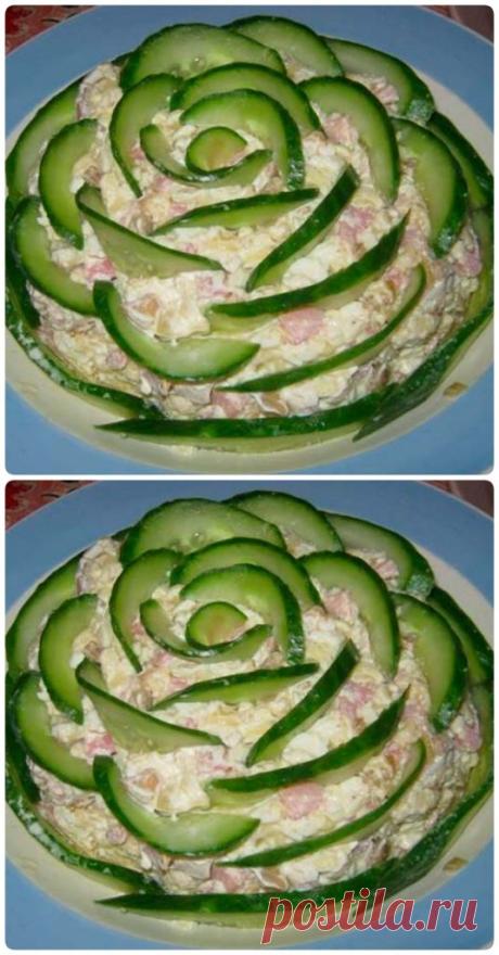 Салат «Изумрудный» — Вкусно и красиво! Нарядный и очень вкусный салат…улетает со стола в первую очередь!!! Ингредиенты: Ветчина — 200 г Шампиньоны — 150 г Яйцо — 3 шт Сыр (пармезан) — 100 г Лук репчатый — 1 шт Майонез или сметана Соль Огурец (для украшения) — 2 шт Приготовление: Ветчину и яйца нарезать кубиком. Лук и шампиньоны нарезать и обжарить […]
