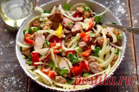 Вкусный мясной салат с маринованным луком