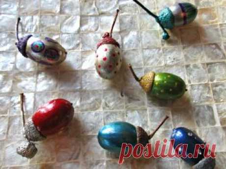 How to Make Pretty, Painted Acorn Jewels • Craft Invaders These adorable painted acorn jewels are a lovely simple craft for kids to try and make a beautiful homemade Christmas decoration
