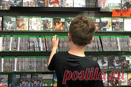 В России рухнули продажи легальных видеоигр. В России в первом полугодии 2023 года продажи легальных видеоигр на дисках упали в 4 раза на фоне резкого роста цен и увеличения доли серого импорта. По данным Русской ассоциации дистрибьюторов и импортеров видеоигр, за 6 месяцев было продано 133,9 тысячи игр на физических носителях против 547,1 тысячи годом ранее.