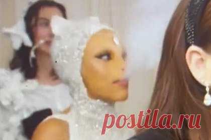 Популярная рэперша нарушила важный запрет на Met Gala и попала на видео. Популярная американская рэперша Doja Cat (настоящее имя Амала Ратна Зандиле Дламини) нарушила важный запрет на ежегодном балу Met Gala и попала на видео. Предположительно, 27-летнюю звезду засняли на красной дорожке, в то время как она ожидала своей очереди давать интервью.