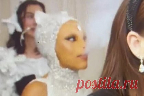 Популярная рэперша нарушила важный запрет на Met Gala и попала на видео. Популярная американская рэперша Doja Cat (настоящее имя Амала Ратна Зандиле Дламини) нарушила важный запрет на ежегодном балу Met Gala и попала на видео. Предположительно, 27-летнюю звезду засняли на красной дорожке, в то время как она ожидала своей очереди давать интервью.