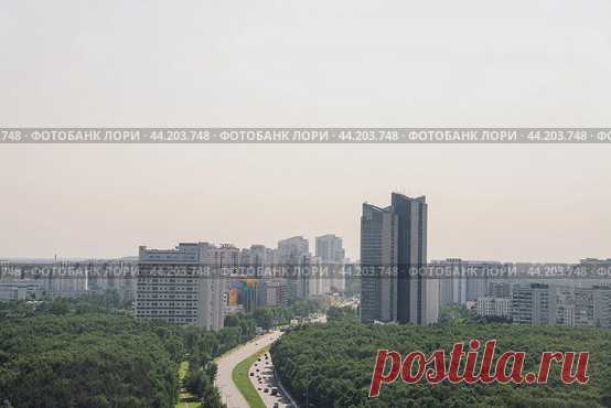City road, buildings and park view from above. Moscow, Russia. (2020 год) Редакционное фото, фотограф Ilaronsia / Фотобанк Лори