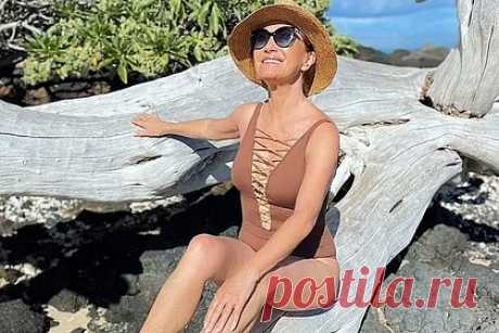 72-летняя звезда фильма о Джеймсе Бонде показала фигуру в купальнике. Британская актриса, продюсер и писатель Джейн Сеймур показала фигуру в откровенном наряде. На размещенном снимке звезда фильма о Джеймсе Бонде 1973 года предстала во время отдыха в Коста-Рике. 72-летняя артистка позировала на пляже в коричневом купальнике с декольте до талии на шнуровке.